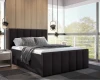 Modernes Polsterbett in Schwarz mit hohem Kopfteil und gemütlicher Ausstattung im Schlafzimmer.