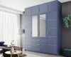Blauer Kleiderschrank mit Spiegeltüren und goldenen Griffen im Schlafzimmer.