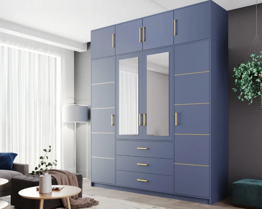 Großer blauer Kleiderschrank mit goldenen Griffen, Spiegeltüren und praktischem Aufsatzschrank.