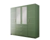Eleganter grüner Kleiderschrank mit Spiegeln und Schubladen auf weißem Grund.