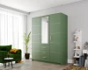 Grüner Design-Kleiderschrank mit Spiegel und Goldgriffen im eingerichteten Zimmer.