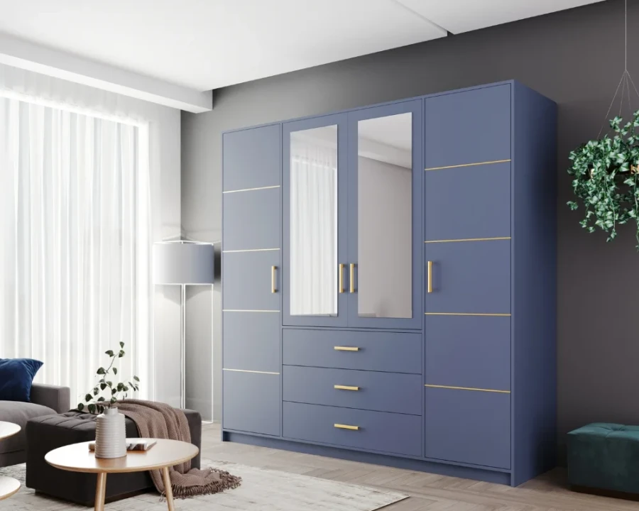 Moderner blauer Kleiderschrank mit Spiegeltüren und goldenen Griffen im Wohnzimmer-Ambiente.