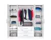 Innenansicht Kleiderschrank mit Kleiderstange, Regalfächern und Boxen.