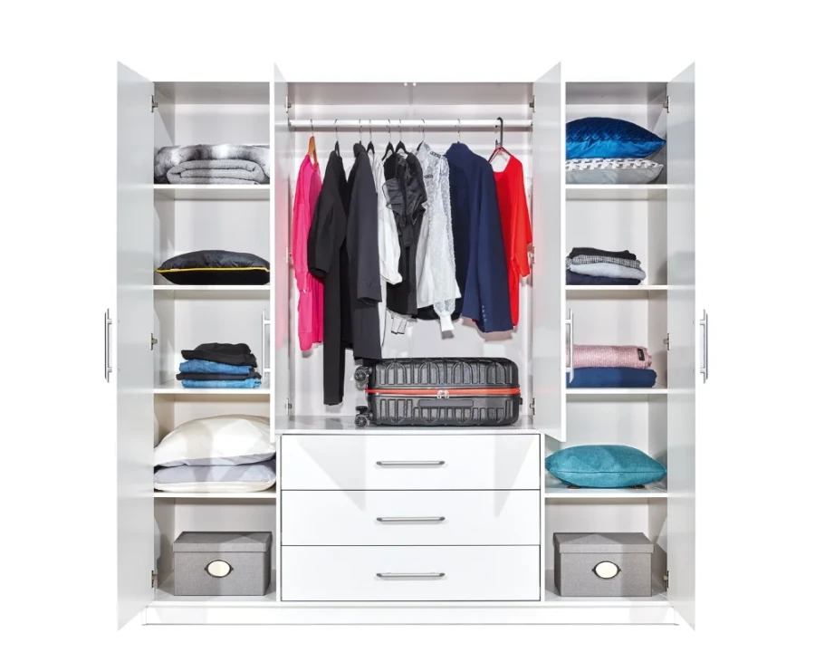 Innenansicht: Weißer Kleiderschrank mit Kleiderstange, Regalfächern, Koffern und Schubladen.