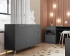 Stilvolles Kinderzimmer mit anthrazitfarbener Kommode und Hasenlampe.