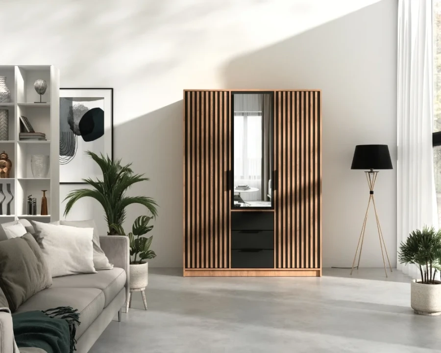 Moderner Lamellen-Kleiderschrank in Eiche und Schwarz mit Spiegel im hellen Wohnzimmer.