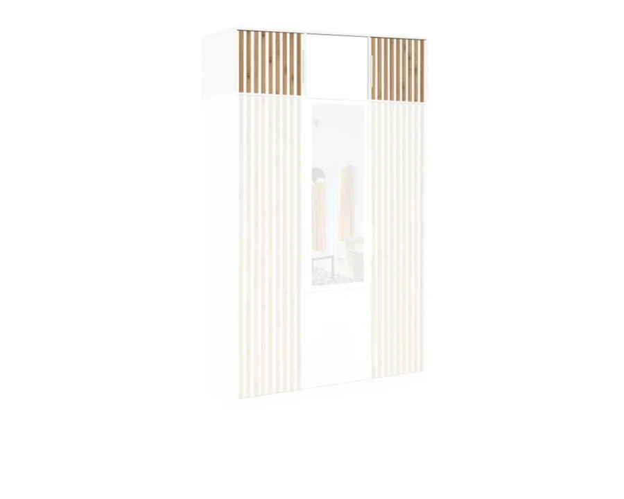 Moderner weißer Kleiderschrank mit dekorativen Holzlamellen und zentralem Spiegel.