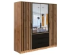 Großer Kleiderschrank in Eiche-Optik mit schwarzen Lamellen, Doppelspiegel und Schubladen.