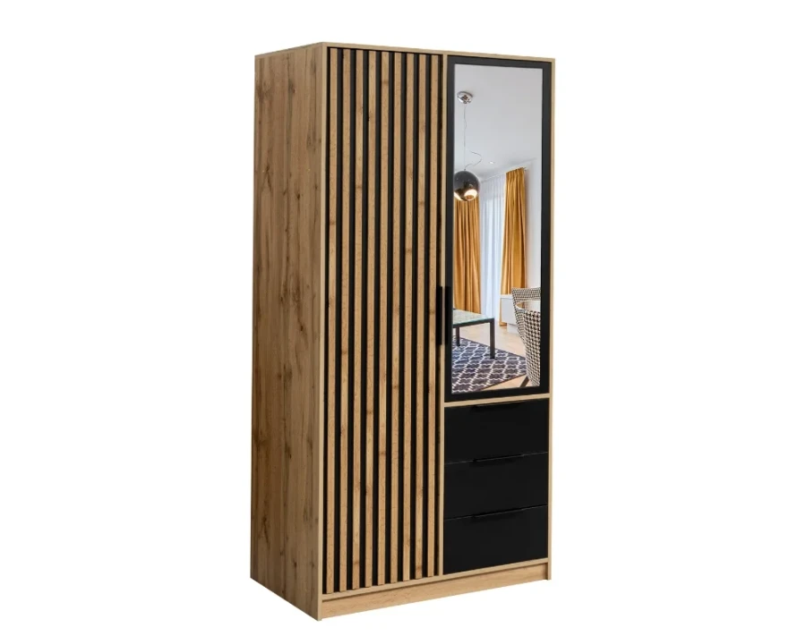 Moderne kledingkast in eiken met spiegel, houten lamellen en drie zwarte laden.