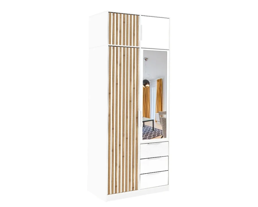 Weißer Garderobenschrank mit Spiegel und modernen Holzlamellen-Details.