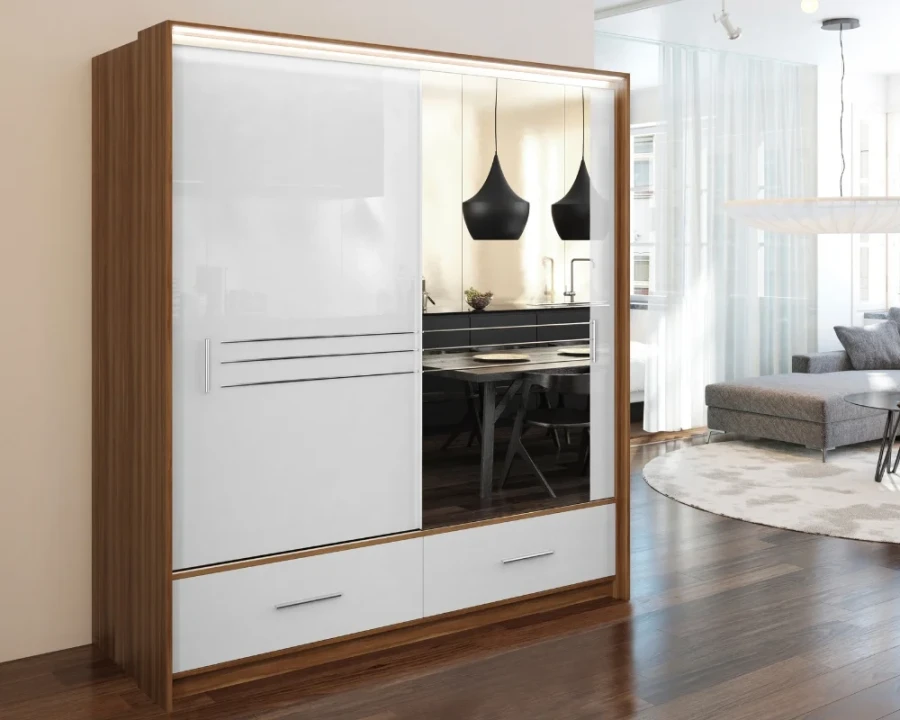 Moderner Schwebetürenschrank in Holzoptik mit weißer Front, Spiegel und Schubladen.