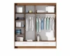 Offene Inneneinteilung eines zweitürigen Kleiderschranks mit Regalen, Kleiderstangen und Schubladen.