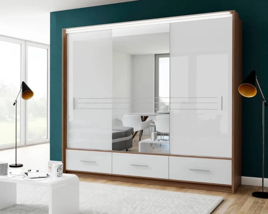 Großer dreitüriger Schwebetürenschrank mit Spiegel und drei Schubladen für das Schlafzimmer.