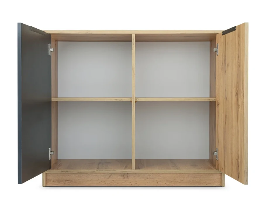 Offenes Sideboard in heller Holzoptik mit zwei Türen und praktischen Einlegeböden.
