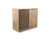 Modernes Sideboard in Eiche-Nachbildung mit dekorativen Lamellen an der Front.