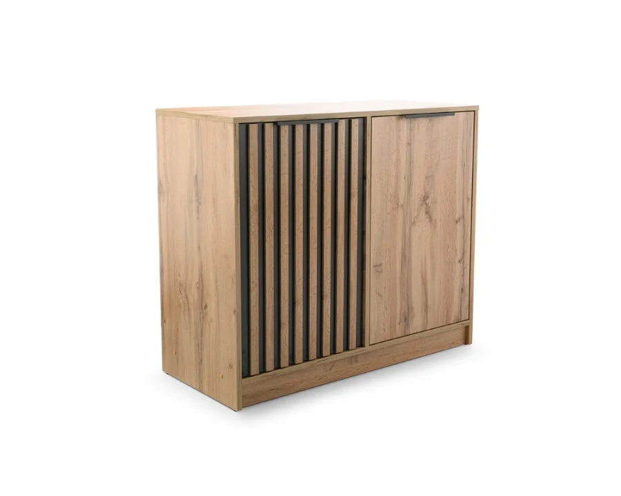 Modernes Sideboard in Eiche-Nachbildung mit dekorativen Lamellen an der Front.