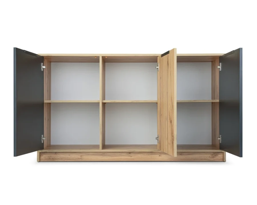 Breite Kommode in Holzoptik mit drei geöffneten Türen und praktischen Regalfächern.