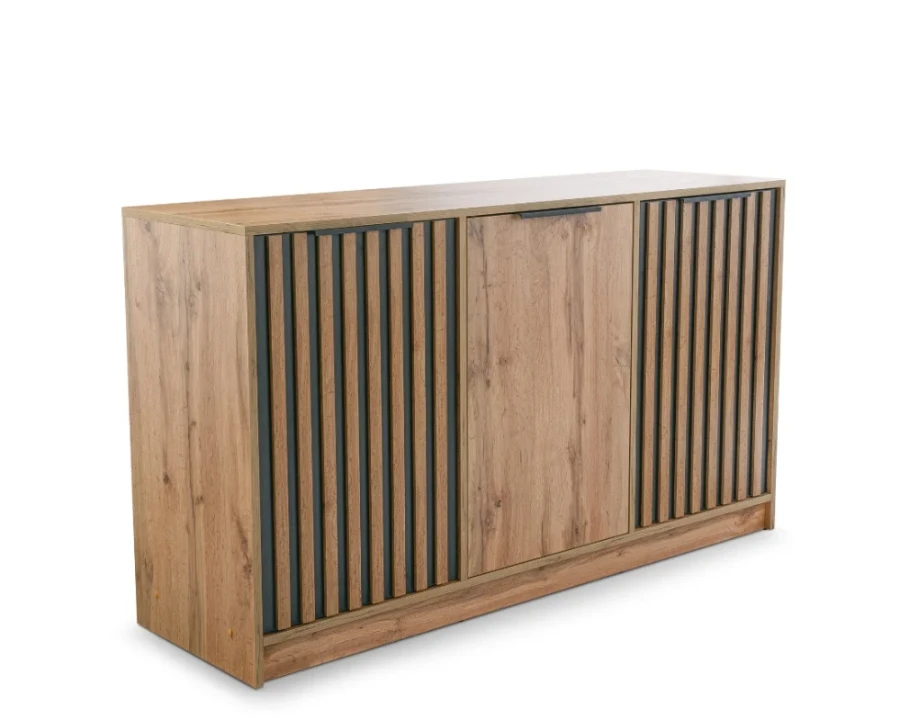 Modernes Sideboard in Eiche-Optik mit schwarzen Lamellen-Türen, perspektivische Ansicht.