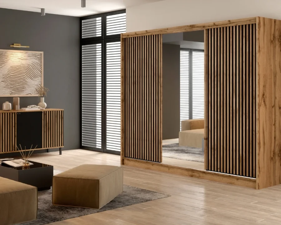 Schwebetürenschrank mit Lamellenoptik, Spiegel und Sideboard in modernem Zimmer