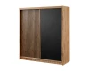 Zweitüriger Schwebetürenschrank mit Holz-Lamellen und mattschwarzer Front.