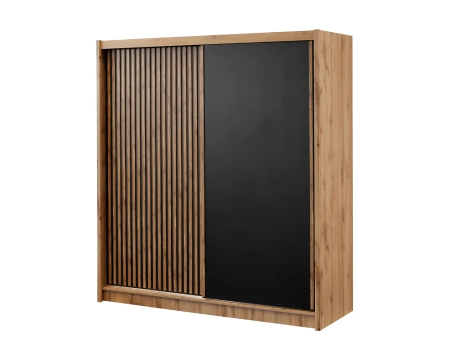 Zweitüriger Schwebetürenschrank mit Holz-Lamellen und mattschwarzer Front.