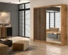 Modernes Zimmer mit großem Lamellen-Kleiderschrank und passendem Sideboard.
