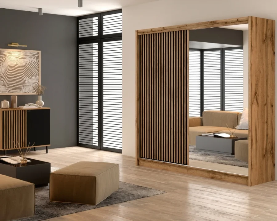 Moderner Kleiderschrank mit Holzlamellen und Spiegel im Wohnzimmer.