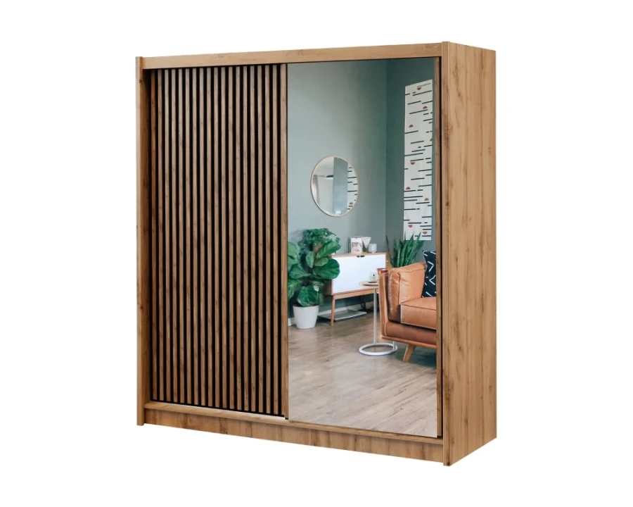 Zweitüriger Schiebetürenschrank mit Lamellen-Optik und großem Spiegel.