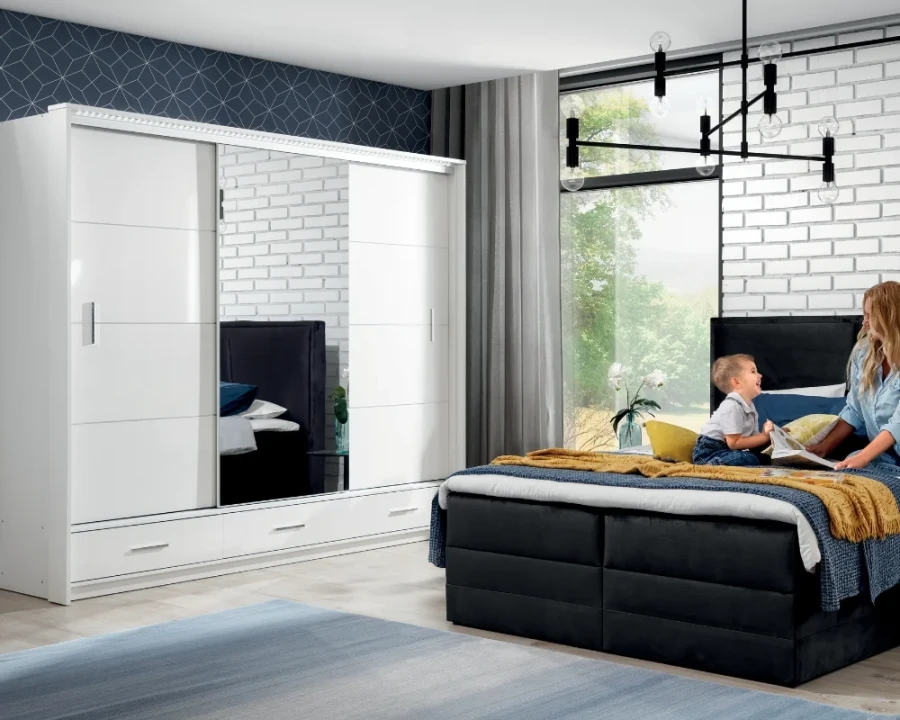 Weißer Schwebetürenschrank mit Spiegel in einem modern eingerichteten Schlafzimmer.