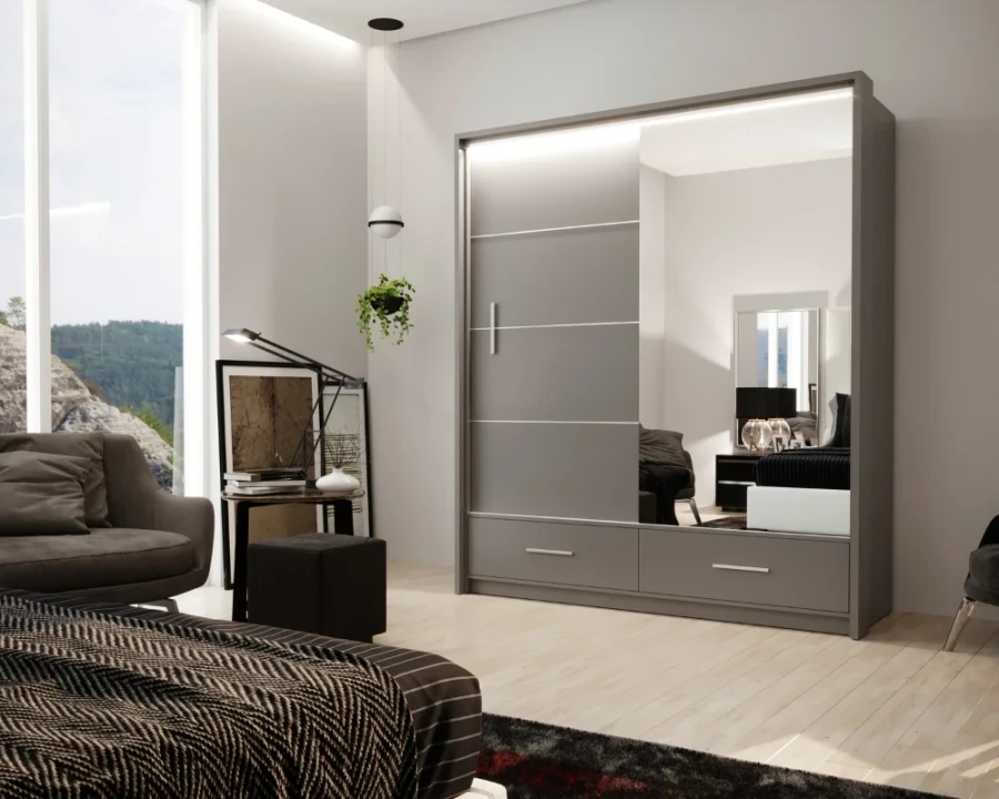 Großer grauer Kleiderschrank mit Spiegelfront in einem hellen, modern eingerichteten Schlafzimmer.