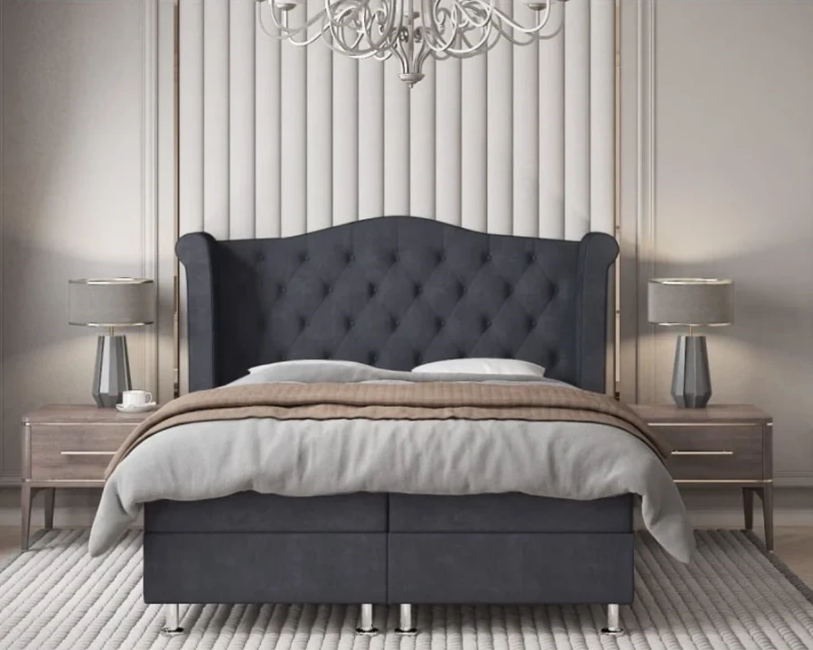 Luxuriöses Schlafzimmer mit grauem Boxspringbett, passenden Nachttischen und eleganten Lampen.