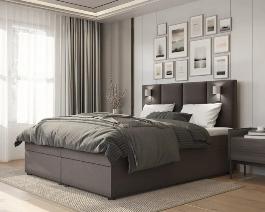 Stilvolles Schlafzimmer mit grauem Boxspringbett, Bilderwand und eleganter Inneneinrichtung.