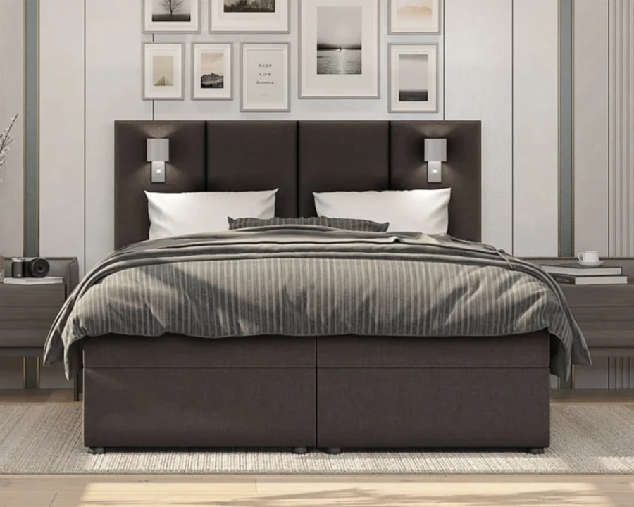Modernes Boxspringbett in Dunkelbraun mit gepolstertem Kopfteil und integrierter Beleuchtung.