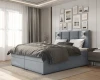 Komfortables Boxspringbett in Hellblau im Schlafzimmer-Ambiente mit moderner Dekoration.