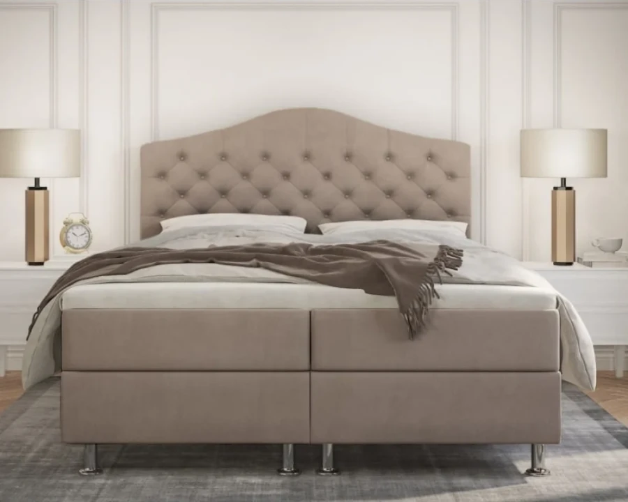 Elegantes beiges Boxspringbett mit gestepptem Kopfteil, Frontalansicht.