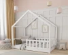 Weißes Kinder-Hausbett aus Holz mit Rausfallschutz und dekorativen Kissen im modernen Kinderzimmer.