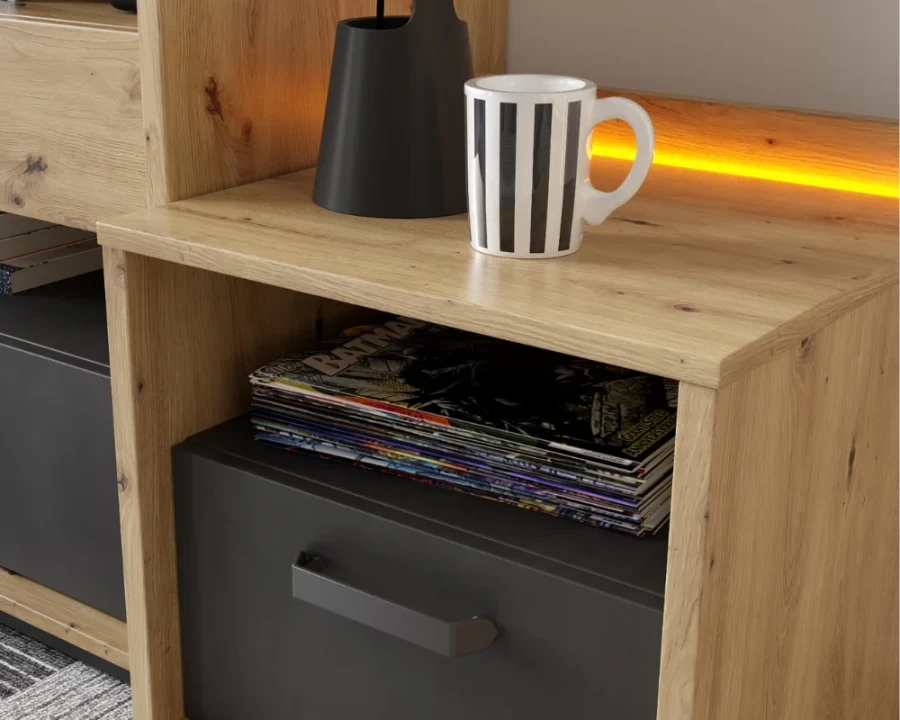 Nachttisch-Detail mit LED-Lichtleiste, offener Ablage und Schublade in Anthrazit.