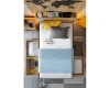 Draufsicht auf ein Jugendbett mit Stauraum, Kopfteil-Regal und Weltkarte in einem modernen Kinderzimmer.