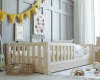 Bodennahes Kinderbett aus Kiefernholz mit Sicherheitsgitter für Kleinkinder im skandinavischen Stil.