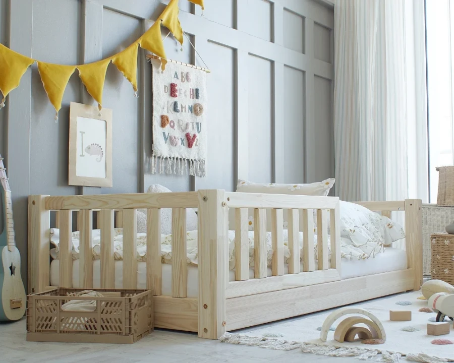 Bodennahes Kinderbett aus Kiefernholz mit Sicherheitsgitter für Kleinkinder im skandinavischen Stil.