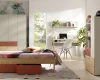 Complete tienerkamer-set met bed, kledingkast en bureau in lichte kleuren.