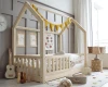 Niedriges Hausbett für Kleinkinder aus Holz, ideal für ein Montessori-Kinderzimmer.
