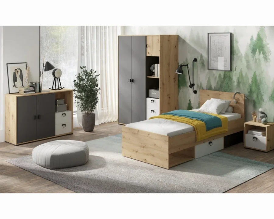 Gemütliches Jugendzimmer mit Kami Bett, Kleiderschrank und Kommode vor Waldtapete.