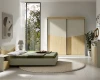 Modernes Schlafzimmer-Set in Beige und Eiche-Optik mit Schwebetürenschrank und Doppelbett.