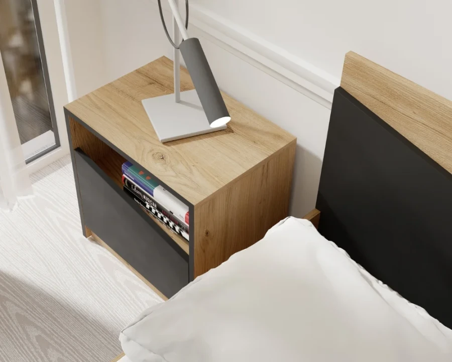 Nahaufnahme eines Nachttisches mit Leselampe und Büchern im modernen Schlafzimmer.