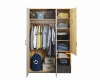 Offener Kleiderschrank mit praktischer Inneneinteilung, Kleiderstange und Regalfächern.