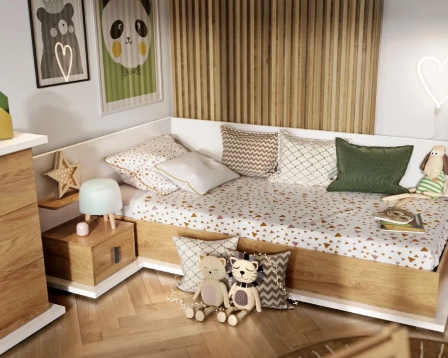 Gemütliche Kinderecke mit Holzbett, bunten Kissen und niedlicher Wanddekoration.