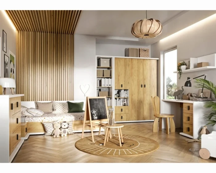 Licht ingerichte kinderkamer met houten meubels, bureau, bed en kledingkast.