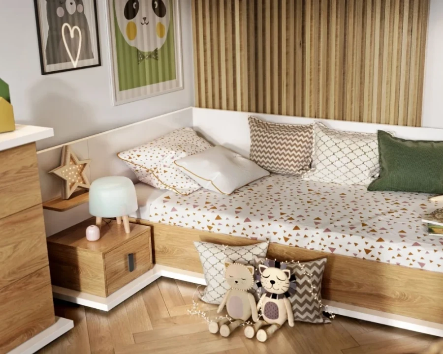 Gemütliche Schlafecke im Kinderzimmer mit Holz-Bettgestell, Kissen und Nachtkonsole.