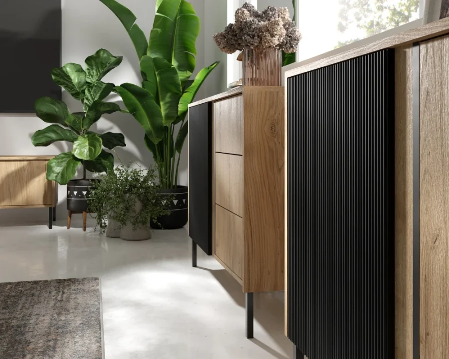 Detail Sideboard Eiche mit schwarzen Riffelfronten und Metallfüßen.